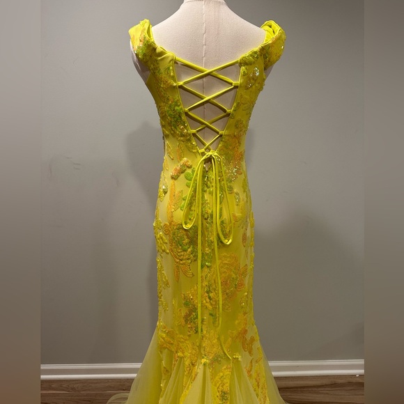 Prom•special occasion•pageant. NWT size 6. Gorgeous yellow color! - Picture 3 of 7